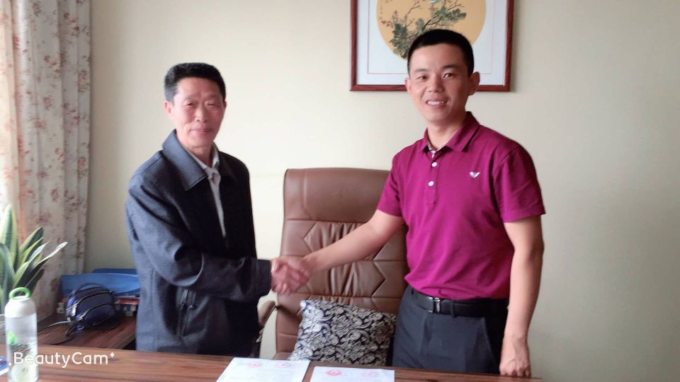 云南绥江县的朱老师来到山东科邦生物科技有限公司签约